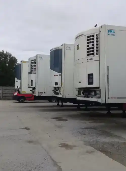 Техник производит замену детали на установке Thermo King